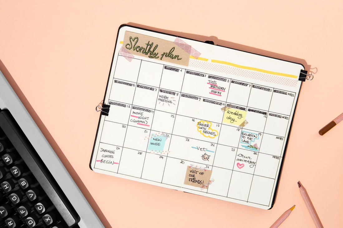 Fotografía de un planificador abierto sobre una mesa con notas, lápiz y clips. Refleja la aplicación del método “Cero Pendientes” al uso diario del planner.