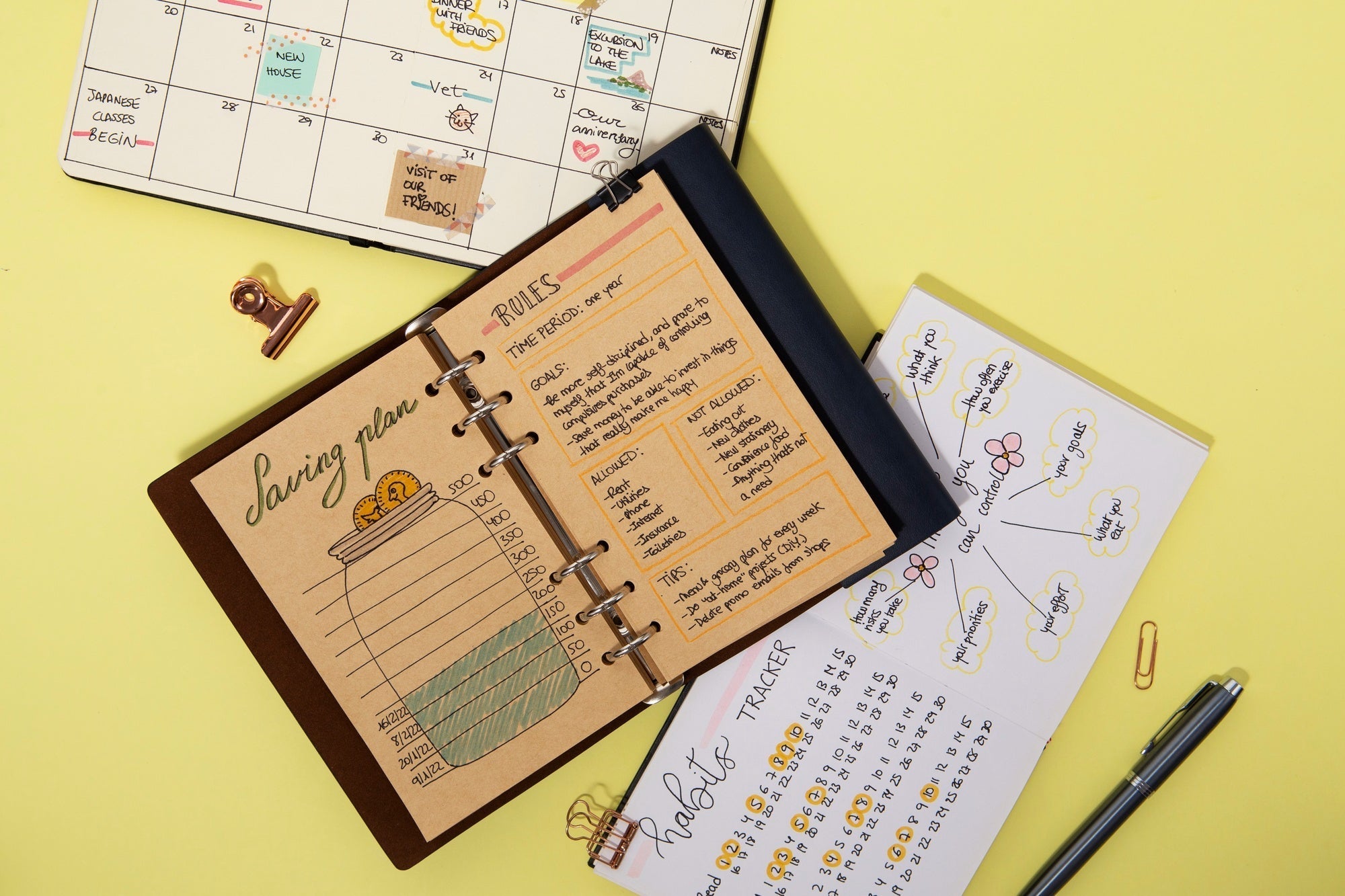 Una agenda abierta con una página semanal personalizada con la Matriz de Eisenhower, resaltando la palabra clave “agendas” y mostrando una planificación ordenada y visualmente atractiva.