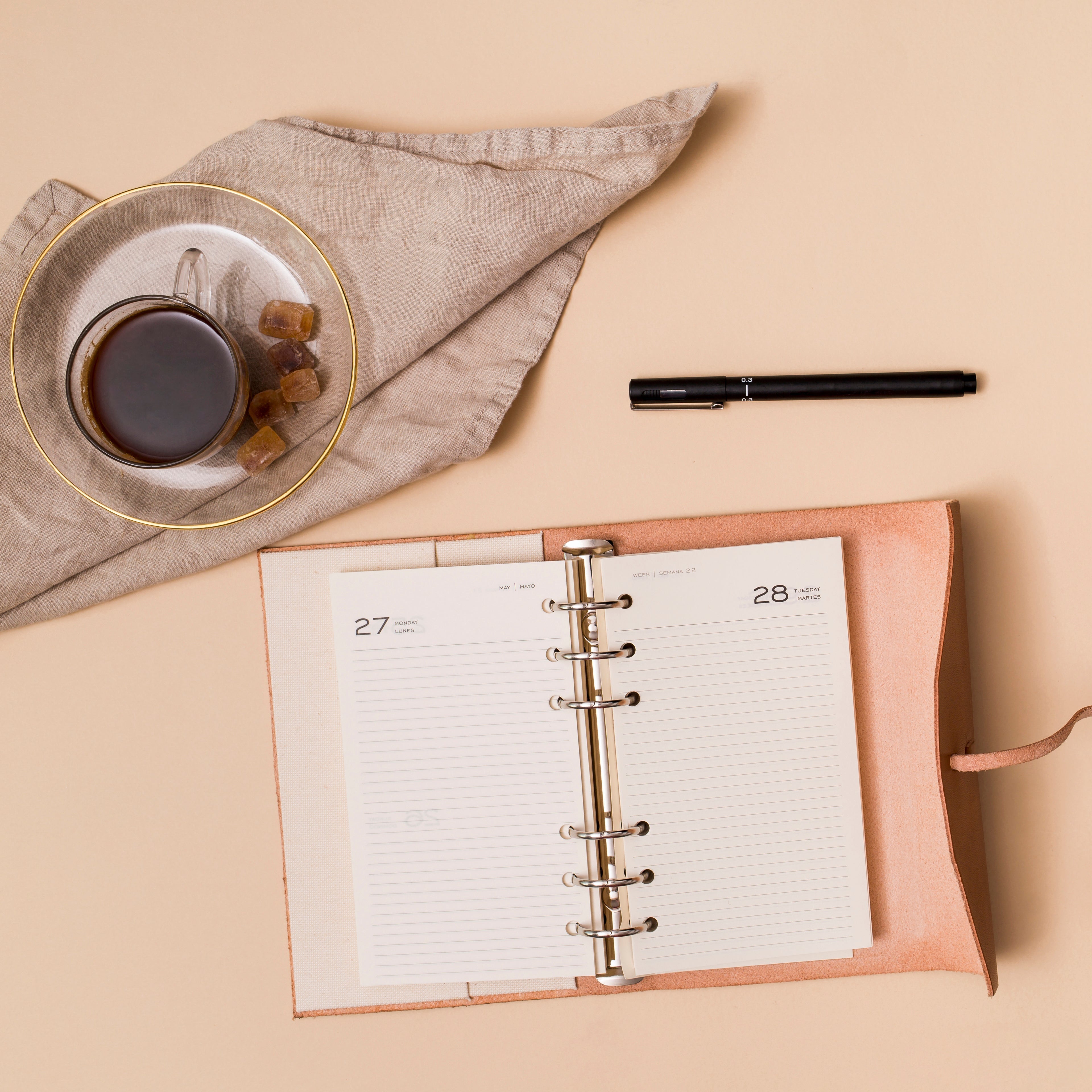 Imagen de una agenda 2026 abierta con apartados de calendario y hábitos en un ambiente de relajación